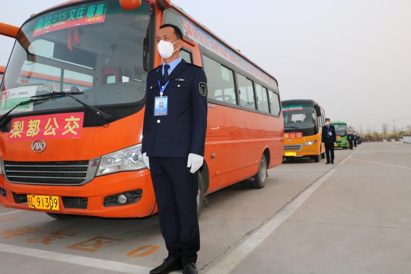 新服装展现新面貌梨都公交助力创城活动